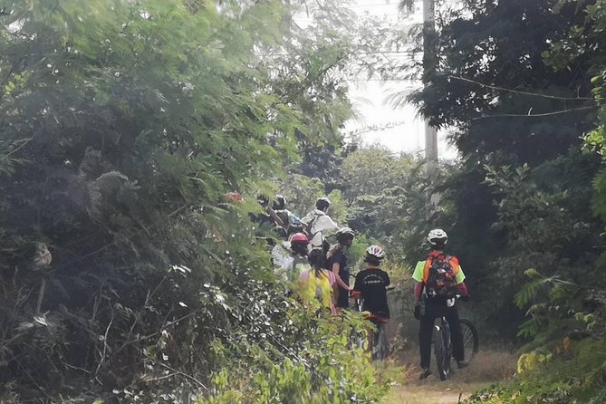 Faire du vélo dans la région rurale de Kanchanaburi