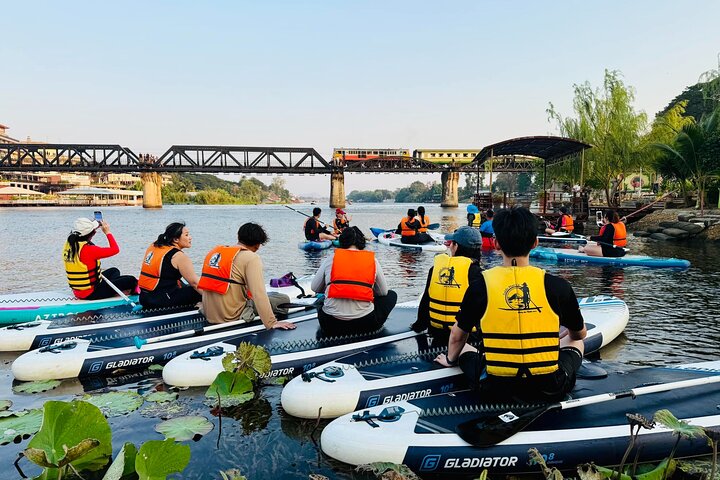 Paddleboard sur la rivière Kwai 